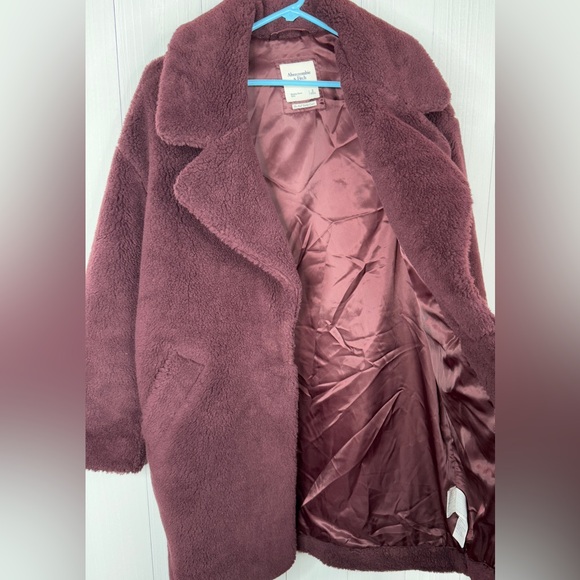 Abercrombie & Fitch faux fur teddy coat in a burgundy/maroon - Picture 6 of 10